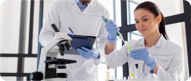 Dvoje laboratorijski tehničara vrše imunološke analize krvi u laboratoriji