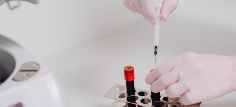 Laboratorijski tehničar koji analizira uzorke krvi