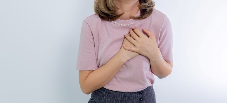 Osoba se drži za grudi.
