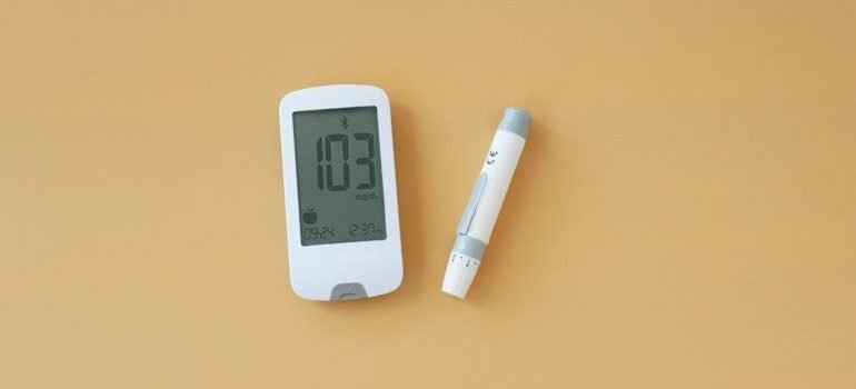 Aparat za merenje šećera u krvi koji služi kao vizuelni prikaz teme da li je insulinska rezistencija dijabetes