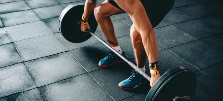 Osoba koja diže tegove i time ne mari za stvari na koje treba obratiti pažnju pre vađenja krvi.