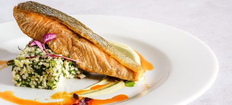 Lepo dekorisana riba u tanjiru