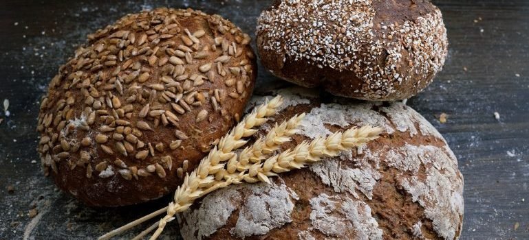 Tri vekne hleba napravljene od brašna bez glutena.