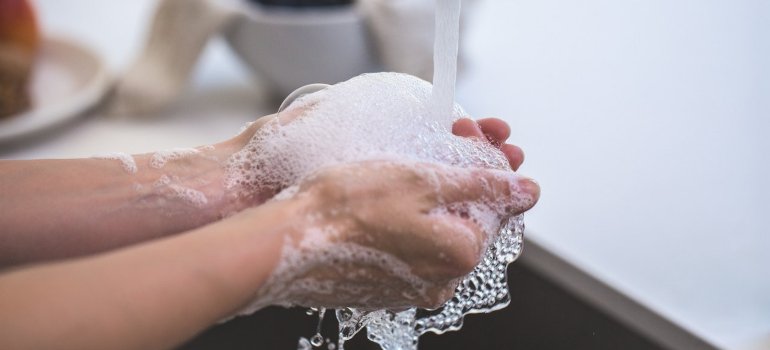 Osoba pere ruke.