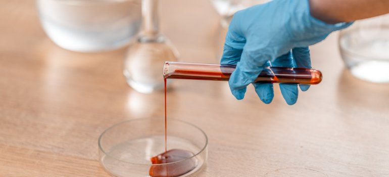 Žena sipa krv u Petrijevu solju