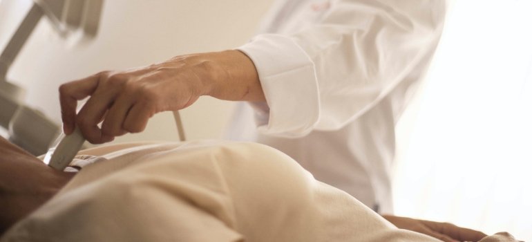 Doktor radi ultrazvuk štitaste žlezde.