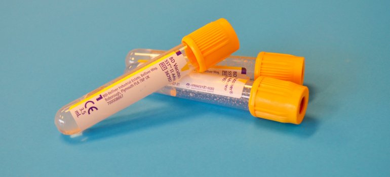 Tri epruvete na plavoj podlozi koje služe kao ilustrovani prikaz teme kako se pripremiti za analize krvi.