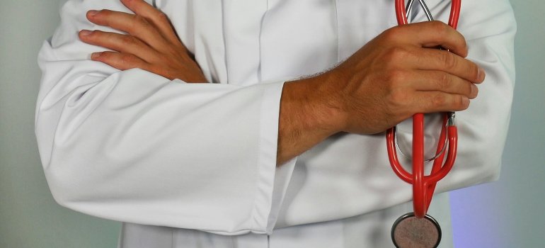 Lekar drži ruke prekrštenim dok u jednoj od njih drži stetoskop