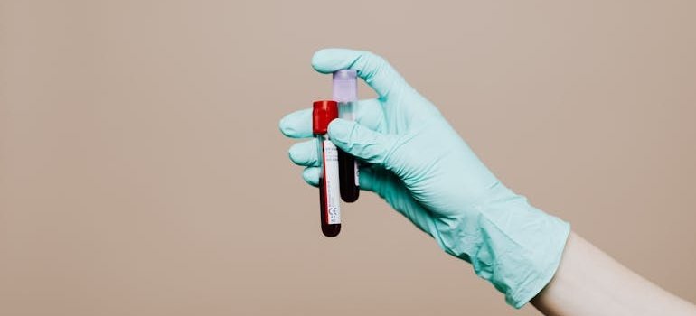 Человек держит в руке две пробирки