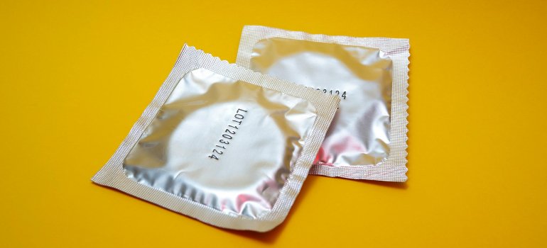 Два презерватива в алюминиевой упаковке