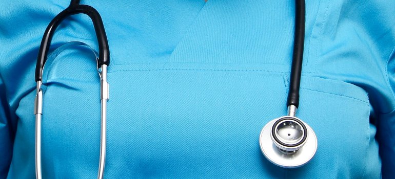 Stetoskop oko vrata lekara u fokusu