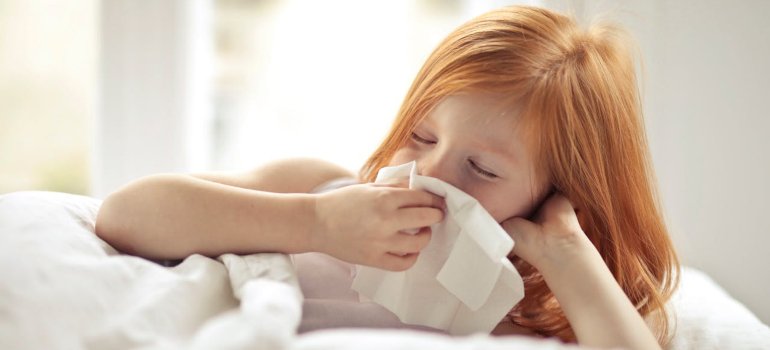 Devojčica koja duva nos.