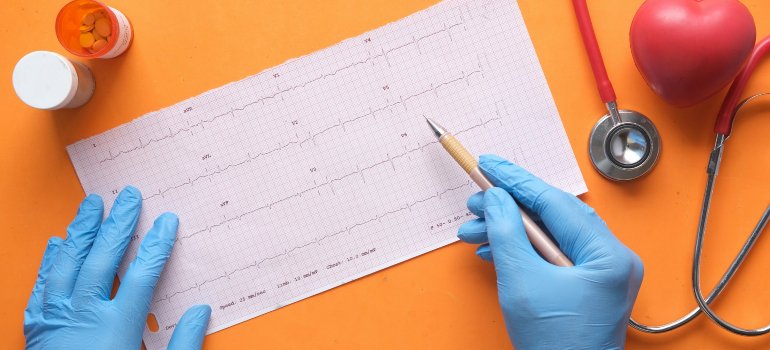 Lekar koji analizira EKG rezultat