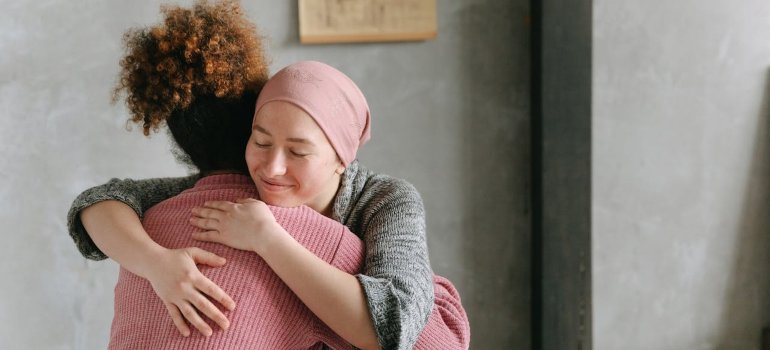 Žena obolela od karcinoma grlića materice grli drugu ženu