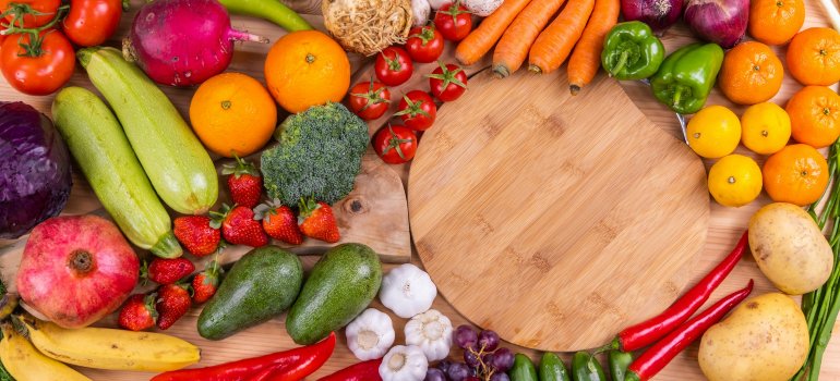 Mnoštvo hrane koja obiluje vitaminima i mineralima