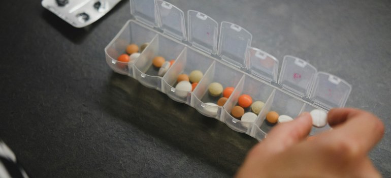 Organizator lekova u kojem se nalaze različiti suplementi