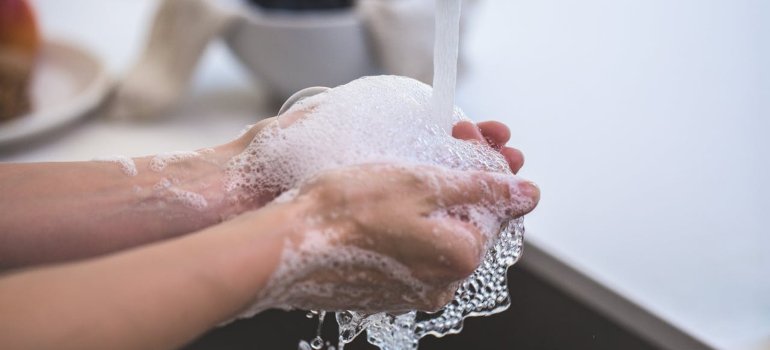 Человек моет руки