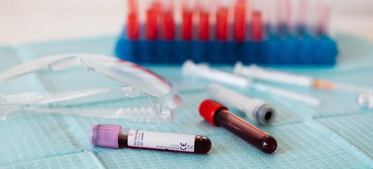 Ампулы крови готовы для анализа токсичности витамина D