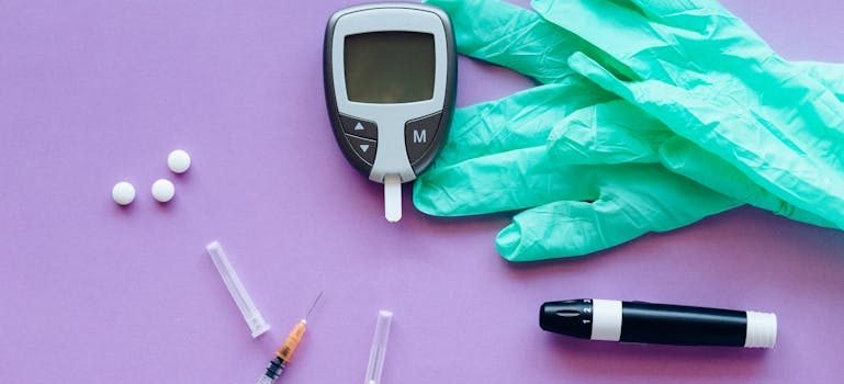 Перчатки, шприцы и глюкометр, доказывающие, что резистентность к инсулину и питание связаны
