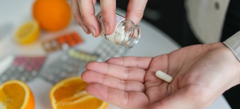 Человек, принимающий лекарство