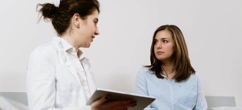 Doktor priča sa pacijentom o tome koje analize su ključne u detekciji i lečenju limfoma