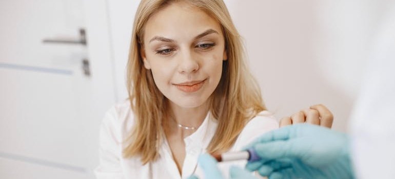 zena radi prenatalni test da proveri da li bebe ima Edvardsov sindrom