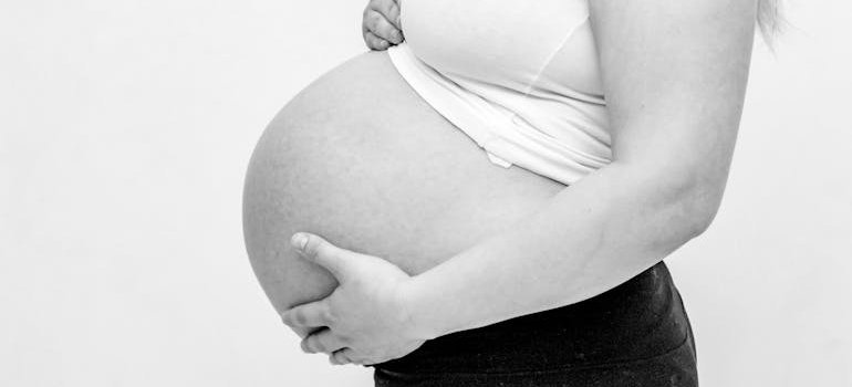 trudnica u beloj majci