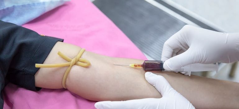 Doktor vadi krv pacijentu