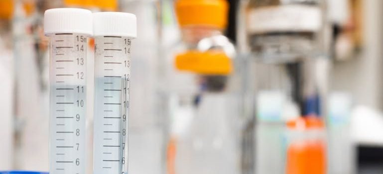 Epruvete na stolu