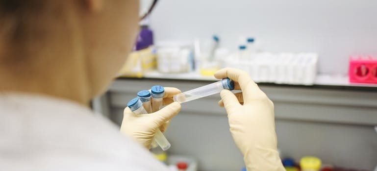 Doktor koji drži epruvetu