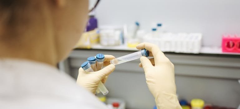 Laboratorijski tehničar pregledava uzorke kako bi otkrio Di-Džordžov sindroma.