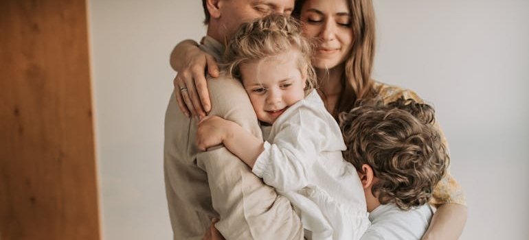 srecna porodica se grli