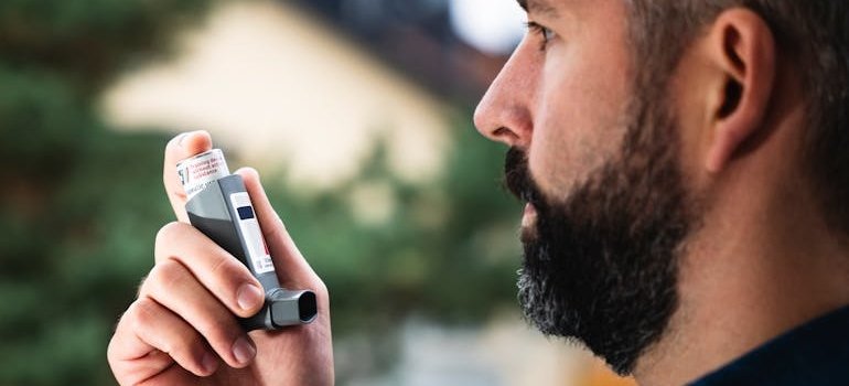 человек держит ингалятор