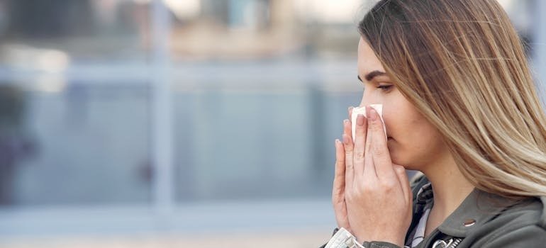 Молодая женщина на улице с носовым платком