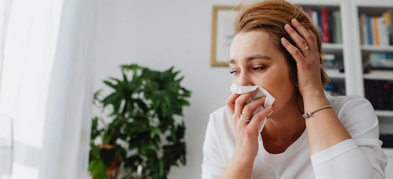 Женщина с простудой