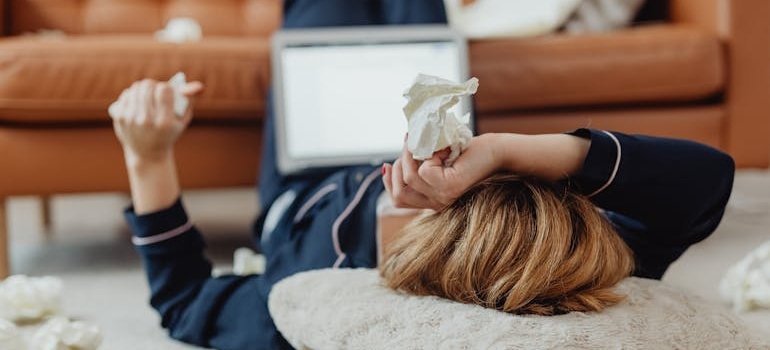 Женщина лежит и задаётся вопросом, как отличить простуду от аллергии и избежать неправильного лечения