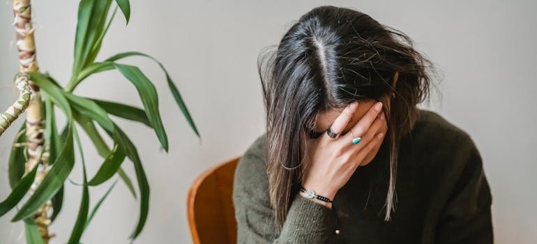 женщина держится за голову
