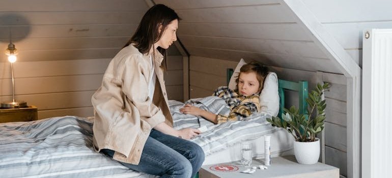 Мама заботится о простуженном ребёнке