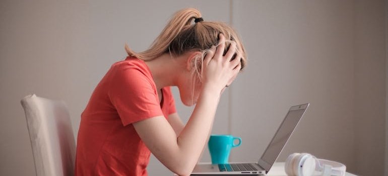 женщина в состоянии стресса