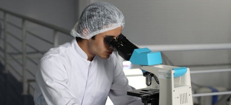 Лаборант смотрит в микроскоп