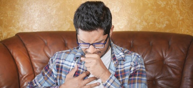 Человек кашляет