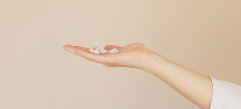 Человек держит в руках добавки и задаётся вопросом: что такое глутатион