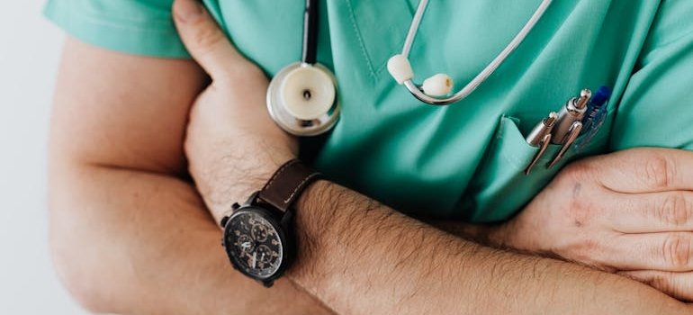 врач, лечащий инсульт