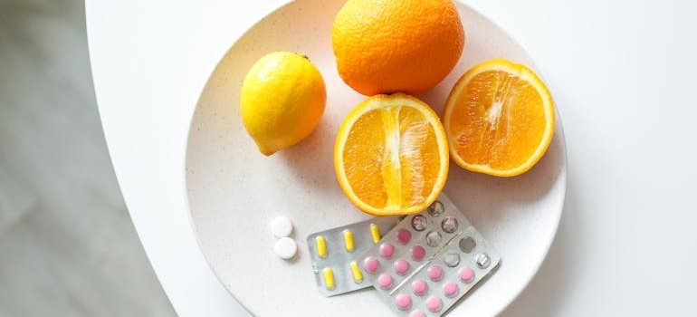 цитрусовые и добавки на тарелке