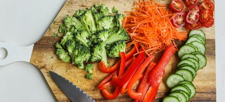 Овощи на разделочной доске
