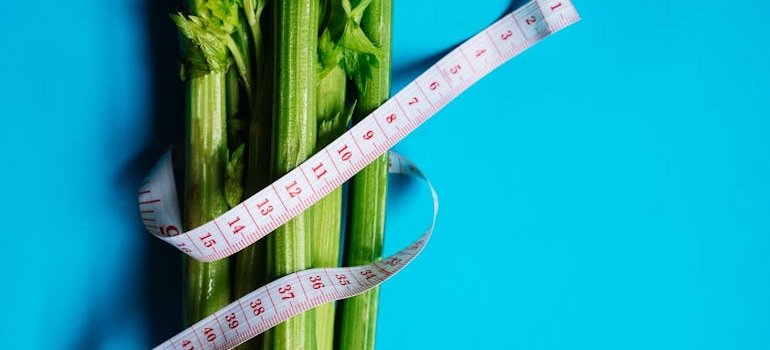 сельдерей и рулетка на синей подложке