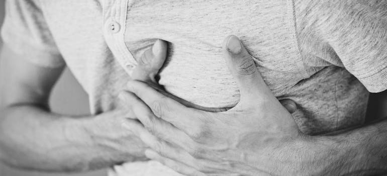 Человек ощущает давление в груди без физической нагрузки