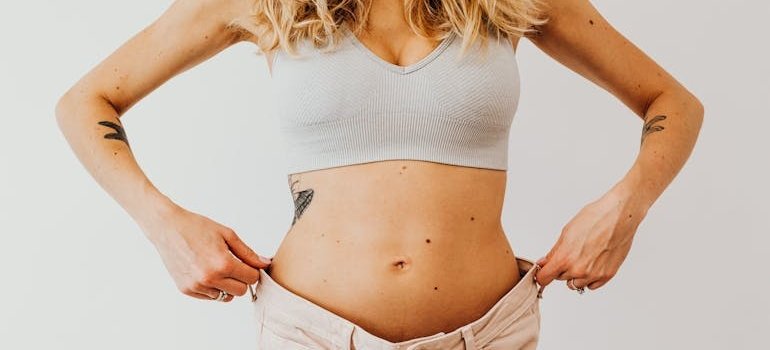 женщина в широких брюках, смотрит на талию