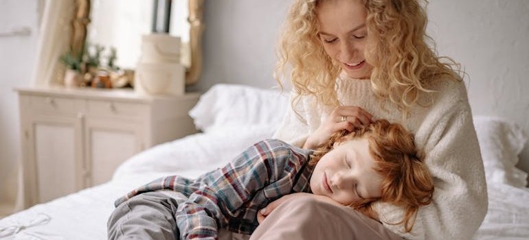 Мама, которая знает, как распознать гемофилию, с ребёнком в кровати