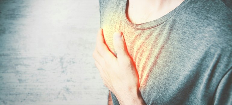 Человек держится за грудь